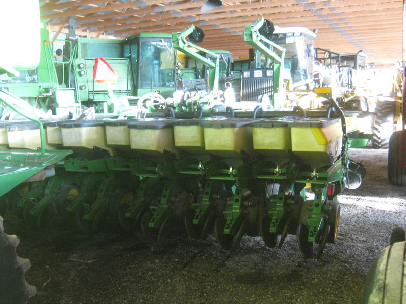 Planting Equipment  John Deere 1780 Planter Photo